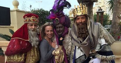 La foto de la polémica. Los reyes magos oficiales en la exalcaldesa de Alicante.