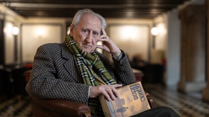 Carlos Benpar en el Ateneu Barcelonès con su libro  'Tótem sin tabú'.