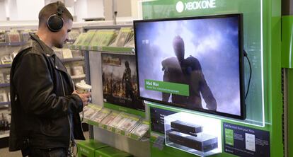 Un hombre observa una Xbox One la víspera de su lanzamiento en Nueva York