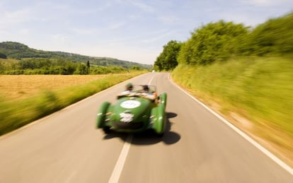 Una de los coches 'vintage' que participan en la Mille Miglia, histórica carrera automovilística italiana.