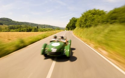 Una de los coches &#039;vintage&#039; que participan en la Mille Miglia, hist&oacute;rica carrera automovil&iacute;stica italiana.