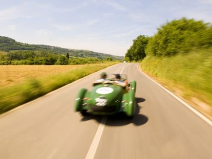 Una de los coches &#039;vintage&#039; que participan en la Mille Miglia, hist&oacute;rica carrera automovil&iacute;stica italiana.