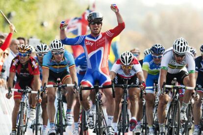 Mark Cavendish celebra su victoria con Óscar Freire, de rojo y negro, a la izquierda.