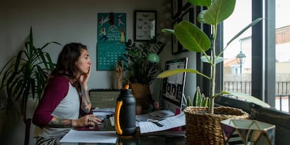 Una mujer realiza teletrabajo en su casa. 