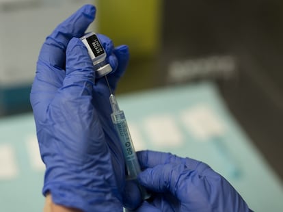 Personal voluntario del ICS administra las segundas dosis de la vacuna contra la Covid-19 (coronavirus) de la farmaceutica Pfizer al personal del Institut Catala de la Salut (ICS) en el CAP Montnegre de las Corts. Barcelona.