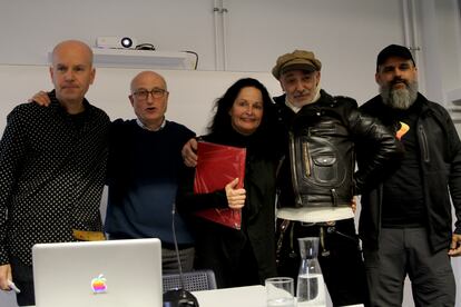 Desde la izquierda, los fotógrafos Juan María Rodríguez, Juan Manuel Castro Prieto, Isabel Muñoz, Alberto García-Alix y Pollobarba, en los Encuentros Fotográficos de Gijón, tras anunciarse la creación del centro nacional de fotografía.