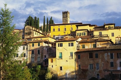 Apostado sobre una colina con vistas a las montañas alpinas, el pueblo de Barga es un lugar muy especial para los niños italianos: aquí tiene su guarida la Befana, esa especie de bruja buena que, a principios de año, trae dulces y juguetes. Sus palacios, construidos en la época de los Medici, siguen los moldes ‘quattrocentistas’ de Florencia.