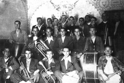 Ernesto Sempere (en la primera fila, el cuarto por la izquierda),  uno de los últimos supervivientes del penal, con la banda de música  de Valdenoceda en 1941.