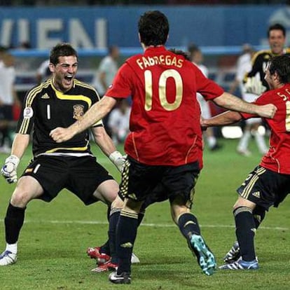 Iker Casillas, eufórico, celebra con Cesc Fabregas, autor del definitivo gol, el pase a semifinales.