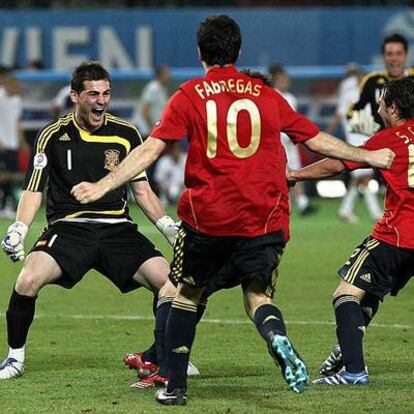 Iker Casillas, eufórico, celebra con Cesc Fabregas, autor del definitivo gol, el pase a semifinales.