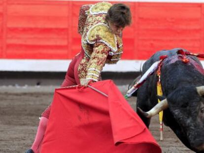 El Juli, durante la faena a su primer toro, en la octava corrida de la Semana Grande de Bilbao.