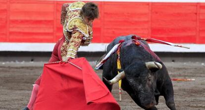 El Juli, durante la faena a su primer toro, en la octava corrida de la Semana Grande de Bilbao.