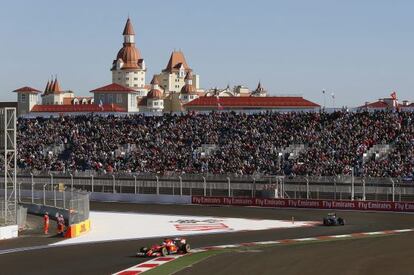 Una vista del circuito de Sochi ayer, con Fernando Alonso en primer t&eacute;rmino. 