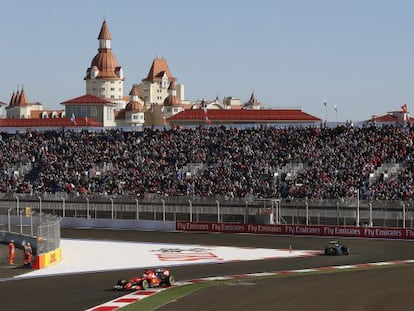 Una vista del circuito de Sochi ayer, con Fernando Alonso en primer t&eacute;rmino. 