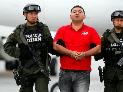 Jorge Luis Alfonso López es escoltado por la policía en la pista del aeropuerto después de llegar a Bogotá, Colombia, en agosto de 2012.