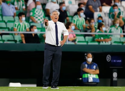 Soccer Football - LaLiga - Real Betis v Real Madrid - Estadio Benito Villamarin, Seville, Spain - August 28, 2021 Real Madrid coach Carlo Ancelotti during the match REUTERS/Marcelo Del Pozo