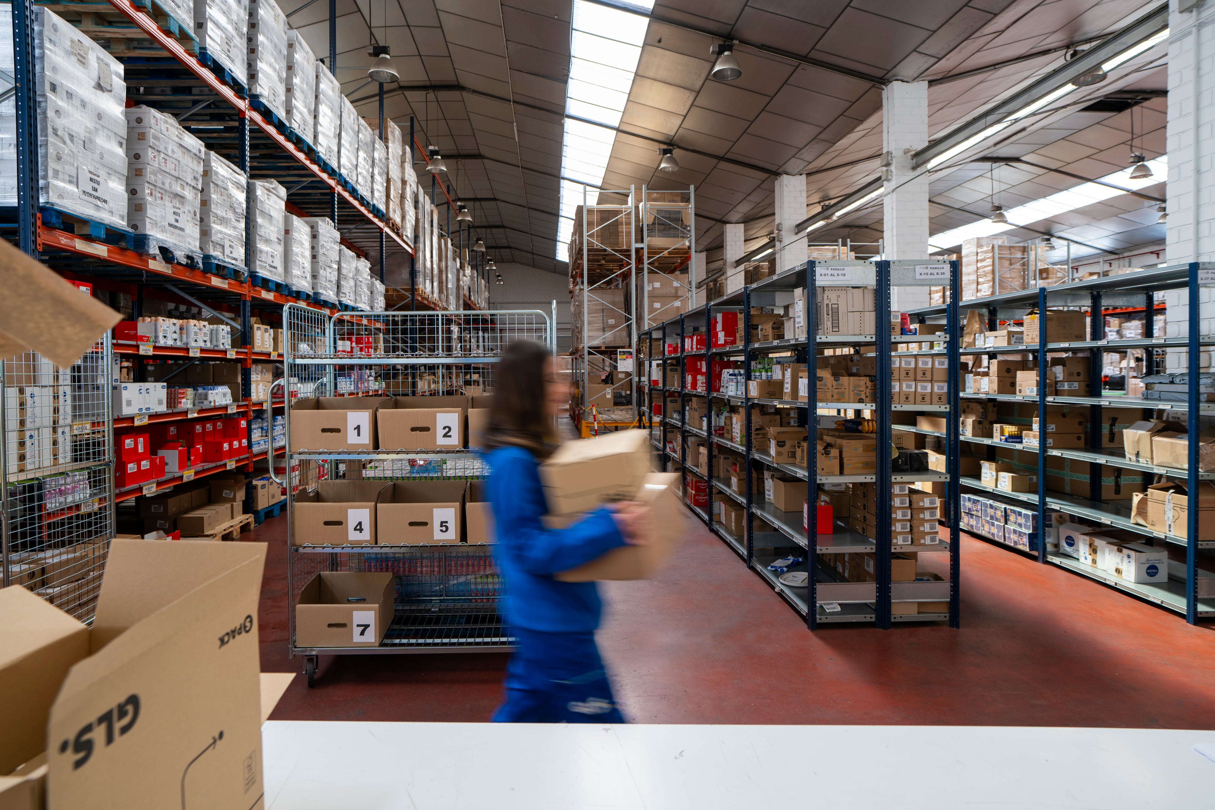 Una empleada trabaja en las instalaciones de GLS. 