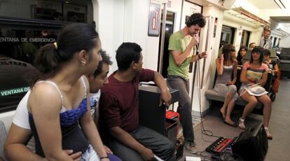 Hyperpotamus actúa en el tren a Móstoles en una muestra de los conciertos ambulantes.
