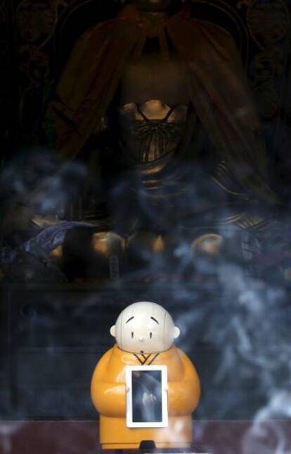 El robot-monje en el templo budista de Longquan.