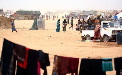 Displaced Syrians, who fled the countryside surrounding the Islamic State (IS) group stronghold of Raqa, arrive at a temporary camp in the village of Ain Issa on April 28, 2017. / AFP PHOTO / DELIL SOULEIMAN