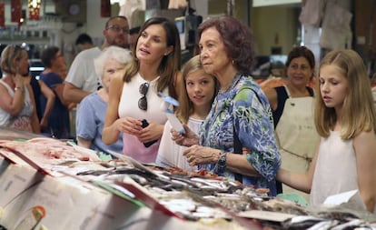 Meses después del rifirrafe en la misa de Pascua, las dos reinas mostraron su reconciliación con una escena sorprendente, acudiendo juntas al mercado del Olivar, en Palma de Mallorca. Era agosto de 2018.