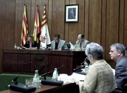 Celestino Corbacho, en el centro, preside un pleno del Ayuntamiento de L'Hospitalet.