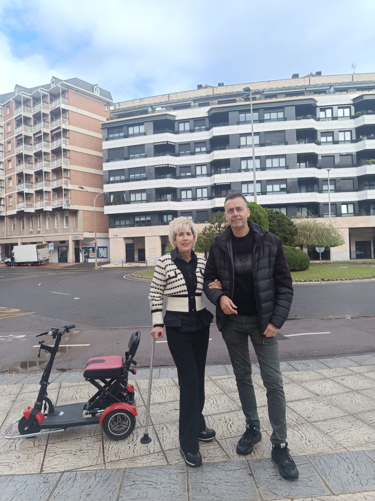 Yolanda y su marido Aitor posan en Mondragón.