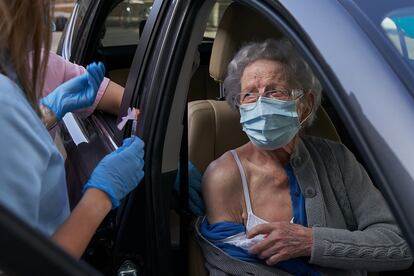 Una anciana de más de 100 años recibe la vacuna en el 'vacunauto' del Hospital Santiago de Vitoria.