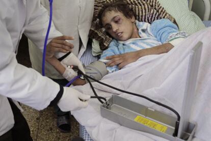 Un médico atiende a Sahar Gul en un hospital de Kabul, el sábado.