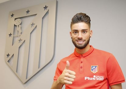 Yannick Ferreira posa como nuevo jugador del Atlético.