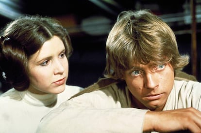 Mark Hamill (derecha) y Carrie Fisher, en un fotograma de 'Una nueva esperanza'.