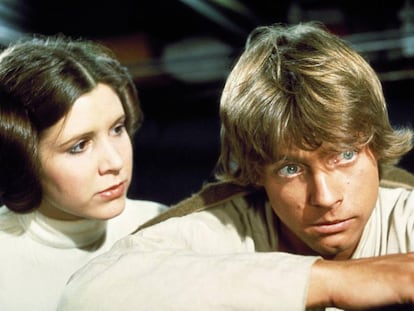 Mark Hamill (derecha) y Carrie Fisher, en un fotograma de 'Una nueva esperanza'.