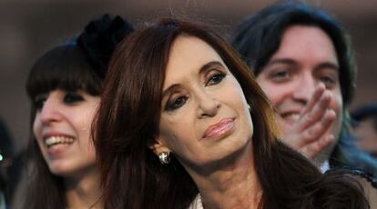 Cristina Fernández Kirchner, delante de su hijos Máximo y Florencia.