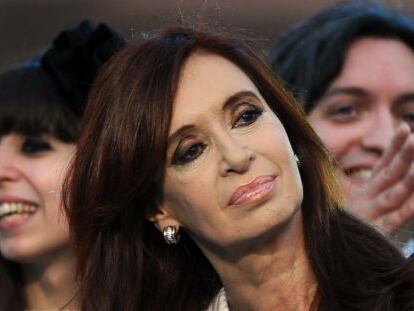 Cristina Fernández Kirchner, delante de su hijos Máximo y Florencia.