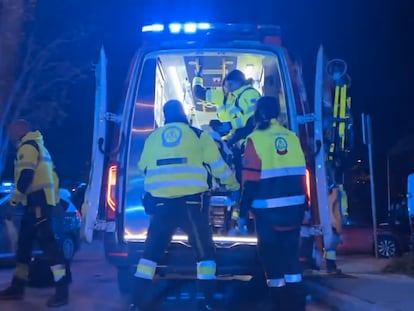 El equipo del Samur traslada a la víctima herida en la calle Sierra del Valle, en la noche de este 1 de abril.