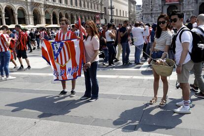 Ambiente previo a la final de Champions en que se enfrentarán el Real Madrid y el Atlético en la plaza del Duomo de Milán.