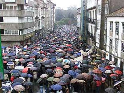 Miles de ciudadanos colapsaron las calles del centro histórico de Santiago de Compostela a pesar de la intensa lluvia.