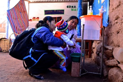 Francisca Quispe, una de las facilitadoras de Cuna Más, acude cada semana a la casa de Lidia Dueñas, un hogar humilde construido con ladrillos de adobe en el distrito de Lucre, provincia de Quispicanchi, a 45 minutos de la turística ciudad de Cuzco.
