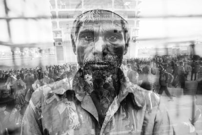 <p>Abdul Rahim, un refugiado rohingya de Birmania. Actualmente vive en Bangladesh, en el pueblo de Naziratek, cerca de Cox's Bazar. Los solicitantes de asilo no registrados que viven fuera de los campamentos no tienen la condición de refugiado ni reciben raciones de alimento. Muchos de ellos corren grandes riesgos trabajando en barcos pesqueros aun en las peores condiciones meteorológicas, mientras que los habitantes de Bangladesh prefieren no hacerlo.</p>
<p>Rahim también es pescador. Su hijo, Mohamed Yasin, decidió embarcarse e intentar llegar a Malasia, donde es posible encontrar trabajo y obtener la condición de refugiado. Por desgracia, la mafia lo capturó, y seguramente lo llevó a un campo de trabajos forzados. Su familia no tenía dinero para liberarlo (lo cual suele costar entre 100.000 y 200.000 takas). Desde entonces no han vuelto a saber de él.</p>
<p>El barco 'Elefteríos Venizelos' se utiliza para trasladar refugiados y emigrantes desde las islas griegas a Atenas. A Grecia llegan cada día miles de afganos, iraquíes, sirios y personas de otras nacionalidades. Muchos de ellos mueren por el camino a "tierra segura".</p>
<p>El 'Elefteríos Venizelos' se construyó en el astillero de Gdynia, en Polonia, en 1992. Sin embargo, la mayoría de los polacos no quieren solicitantes de asilo de Oriente Próximo y el Norte de África, África y Asia en su país.</p>