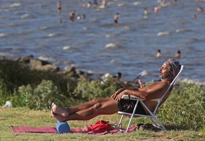 Un hombre toma el sol frente al Río de la Plata, en Buenos Aires, este jueves. A las altas temperaturas se le suma la falta de precipitaciones. El río Paraná, el segundo más importante de Sudamérica, registra su nivel más bajo desde 1945, según la Prefectura naval argentina.