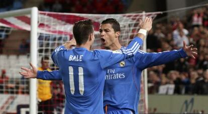 Cristiano celebra con Bale su tanto al Granada