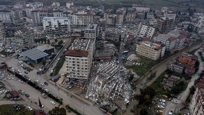 Vista aérea del estado en que quedaron varios edificios en la provincia de Hatay (Turquía), el lunes. 