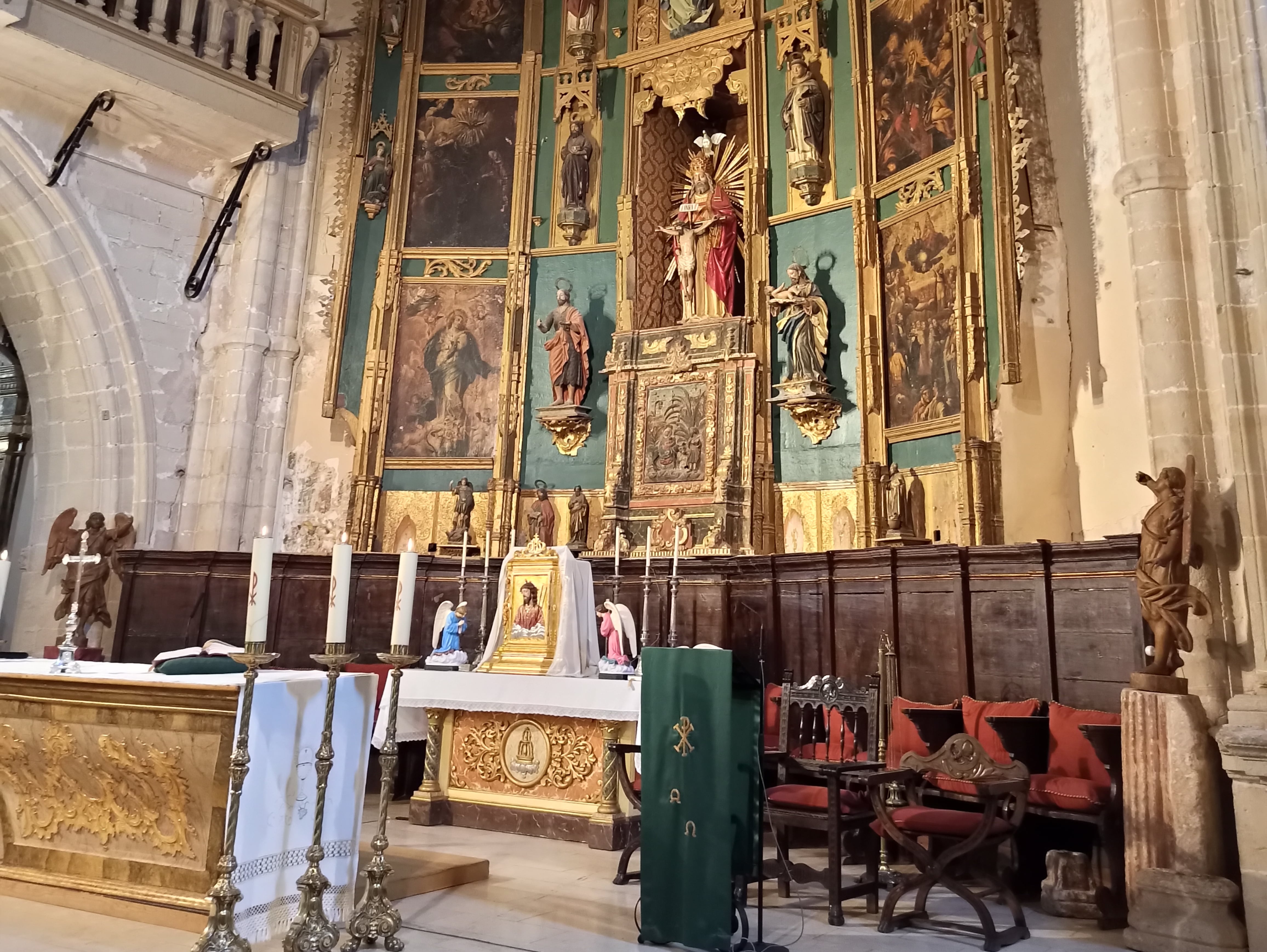 El retablo de la iglesia de la Santísima Trinidad de Alcaraz (Albacete), antes de su restauración, con el aspecto que tenían las ocho tablas y las esculturas hasta octubre de 2020.