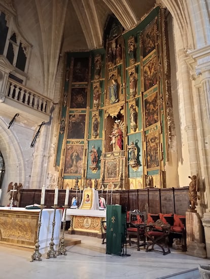 El retablo de la iglesia de la Santísima Trinidad de Alcaraz (Albacete), antes de su restauración, con el aspecto que tenían las ocho tablas y las esculturas hasta octubre de 2020.