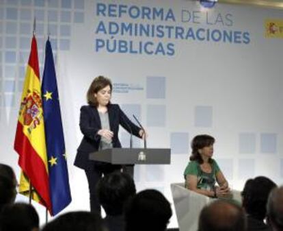 La vicepresidenta del Gobierno, Soraya Sáenz de Santamaría, durante su intervención en una mesa de trabajo sobre la reforma de las administraciones públicas, que aprobará el viernes el Consejo de Ministros, celebrada esta mañana en el Palacio de la Moncloa.