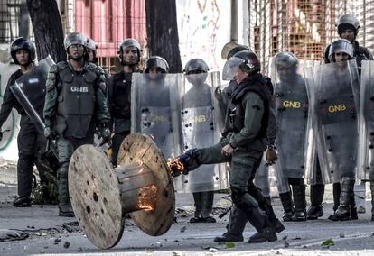 Membros da Guarda Nacional durante o protesto da oposição