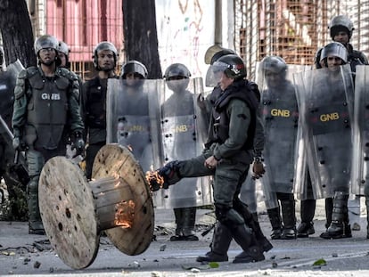 Membros da Guarda Nacional durante o protesto da oposição