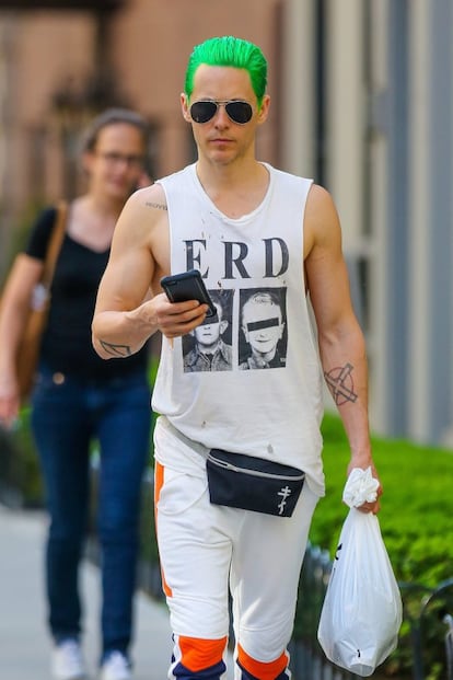 La riñonera no es solo un accesorio para ellas, como bien demuestra en esta foto el actor y cantante Jared Leto.