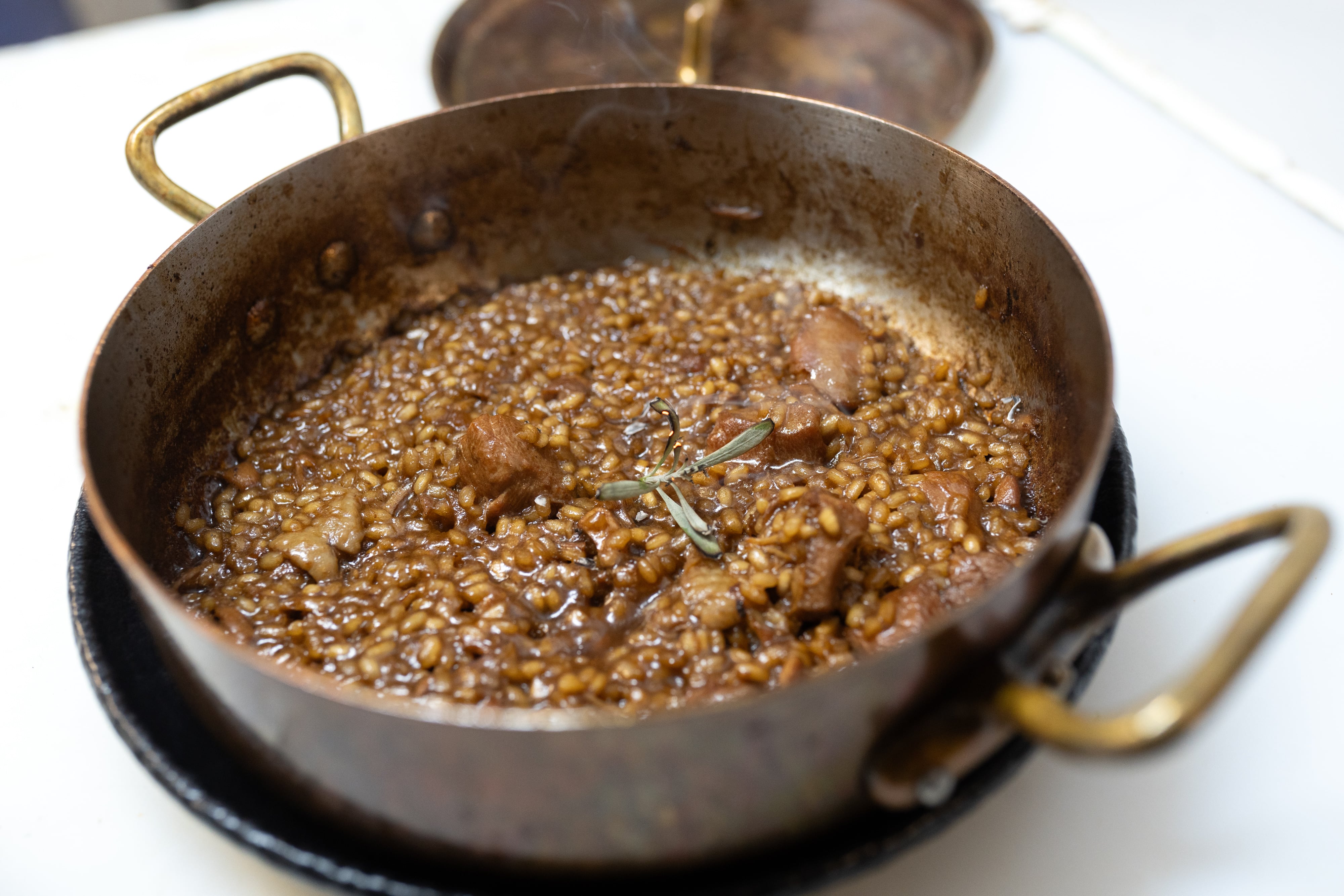 Los arroces, como este de pichón, también son un fuerte de la casa.