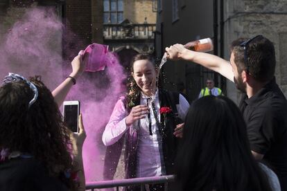 Los alumnos de la Universidad de Oxford de Ciencias Políticas celebran el fin de los exámenes del primer curso con pintura, confeti y serpentinas.